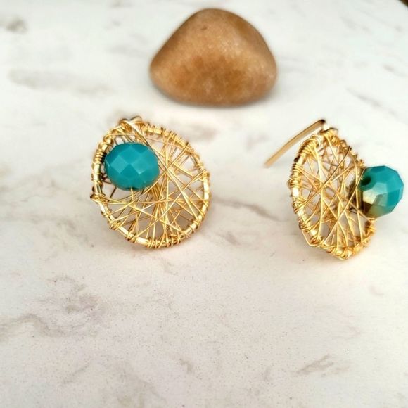 New handmade gold tone wire with crystals studs - Picture 4 of 9